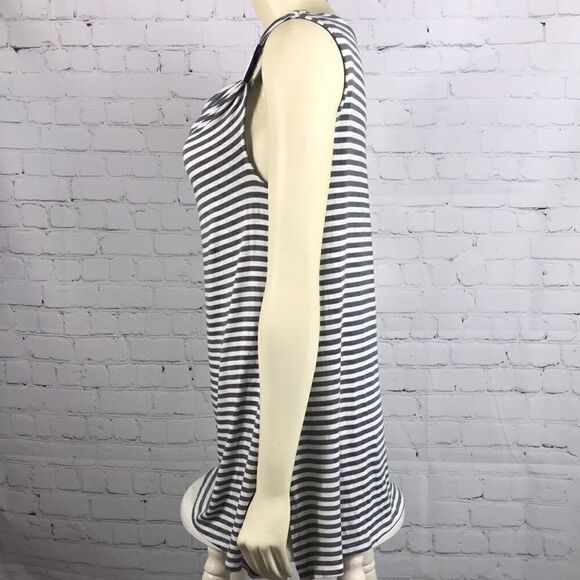 Kenneth
Cole NY size Medium Tank metal accent EUC - Picture 3 of 5